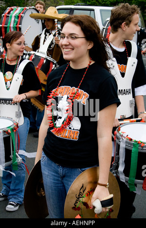 Glückliche Frau Alter 17 Parade Becken Spieler Drumline das Humboldt-Gymnasium. Cinco De Mayo Fiesta. "St. Paul" Minnesota USA Stockfoto