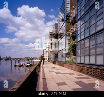 Moderne Apartments neben dem Fluss Themse, Hammersmith, London, England, UK. Stockfoto