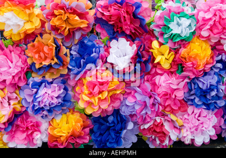 Ein Mosaik aus bunten Papierblumen auf der Parade Float. Cinco De Mayo Fiesta. "St. Paul" Minnesota USA Stockfoto