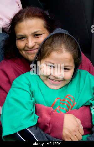 Glücklich Chicana Mutter Holding Tochter in Boys and Girls Club parade Einheit. Cinco De Mayo Fiesta. "St. Paul" Minnesota USA Stockfoto