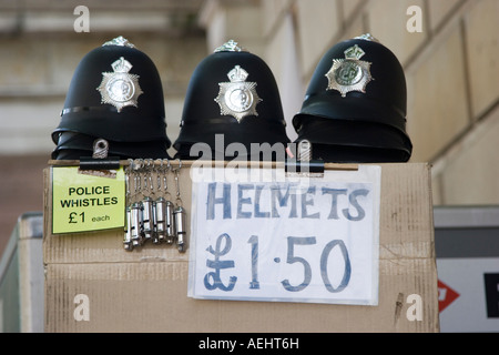 Spielzeug Polizisten s Helme für den Verkauf auf einen Stall in London Stockfoto