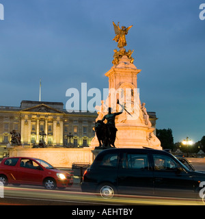 Victoria Denkmal vor Buckingham Palace nachts London England UK Stockfoto