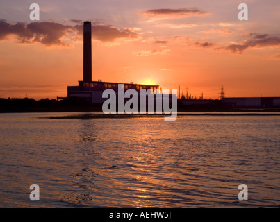 Sonnenuntergang in Fawley Power Station betrachtet von Southampton Water mit Raffinerie im Hintergrund. Stockfoto