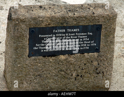 Inschrift auf der Statue des alten Vater Themse an St John Lock, Lechlade, Gloucestershire, England Stockfoto