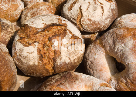 Handwerklich hergestellte Brotlaibe mit knusprigen Spezialitäten. Runde hausgemachte kleine Backwaren. Farmers Market Queens Park London 2007 2000s UK Stockfoto