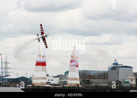 Flugzeug auf scharf schalten verlassen Rauchfahne hinter verlassen Tor Red Bull Air Race London England UK 2007 Stockfoto