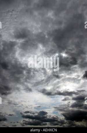 Dunkle und bedrohliche Wolken vor Regen, London England UK Stockfoto