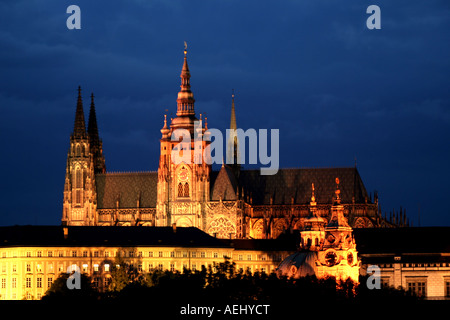 Dämmerung über der Prager Burg mit gotischen Türmen. Stockfoto