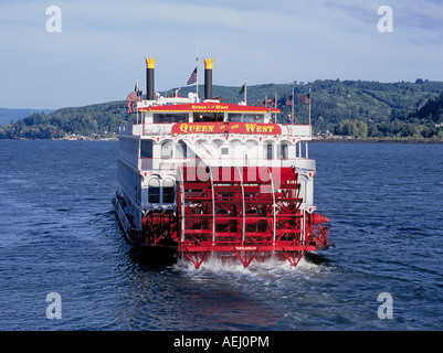 Ein Blick auf das Schaufelrad Raddampfer Dampfer Queen Of The West auf dem Columbia River in der Nähe von Portland, Oregon. Stockfoto