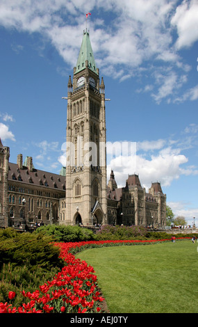 Parlamentsgebäude mit Peace Tower im Frühjahr mit Tulpen Kanada Ontario Ottawa Kapital von Kanada Regierung von Kanada Stockfoto