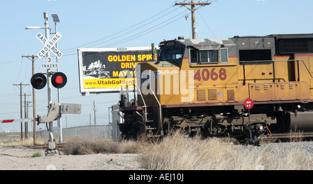 Union Pacific Zug beim Überqueren der Straße in einer Eisenbahn train Kreuzung in Salt Lake City, Utah, USA. Stockfoto