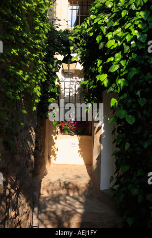 Blick auf die typischen Süd-Osten von Frankreich alte Steindorf von Ramatuelle in der Nähe von Saint-Tropez an der französischen riviera Stockfoto