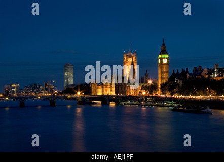 Nacht Blick auf Big Ben, das Parlamentsgebäude und die Westminster Bridge. London. in England. Stockfoto