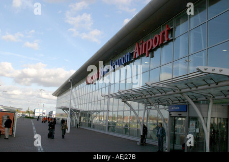 Die Ankunftshalle des Flughafen Liverpool John Lennon Stockfoto