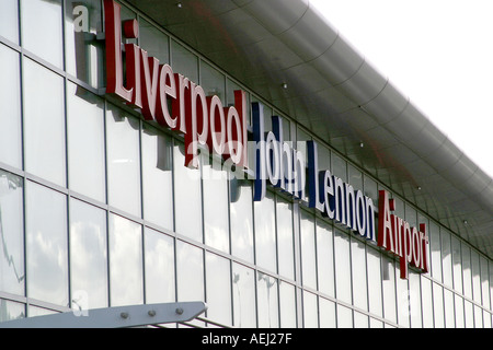 Das Logo auf der Vorderseite der Liverpool John Lennon Airport Stockfoto