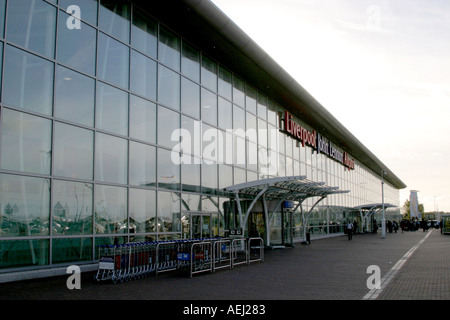 Die Ankunftshalle des Flughafen Liverpool John Lennon Stockfoto