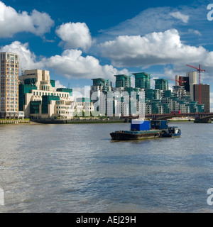 St George Warf das SIS Gebäude und andere Bürogebäude am Vauxhall Cross London von Millbank gesehen Stockfoto