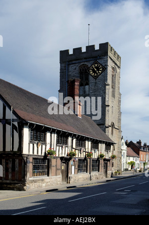 Mittelalterlichen Tudor Guildhall und Kirche des Heiligen Johannes der Täufer Hautpstraße Henley in Arden Warwickshire Midlands England Stockfoto