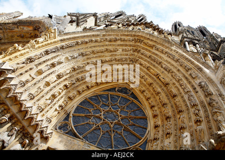 DETAIL DER STEINSCHNITT AM HAUPTEINGANG ZU REIMS KATHEDRALE IN FRANKREICH Stockfoto