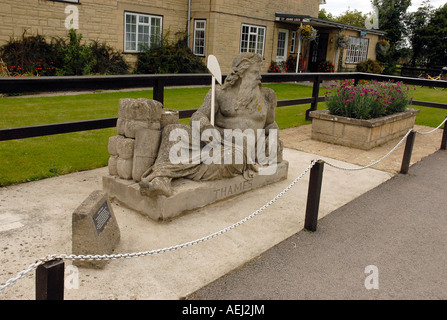 Die Statue des alten Vater Themse an St John Lock, Lechlade, Gloucestershire, England Stockfoto