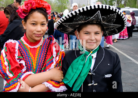 Mädchen und jungen Alter 10 und 12 trägt Sombrero und bunte Parade Kleidung. Cinco De Mayo Fiesta. "St. Paul" Minnesota USA Stockfoto