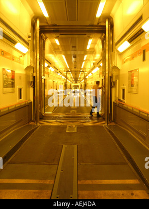 Eurotunnel Shuttle Interieur mit Fahrzeug & Mann Stockfoto