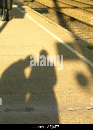 zwei Schatten auf Straße / Bürgersteig Stockfoto