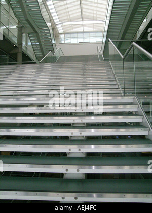 Glastreppen bei Maison Carre D'Art, Nimes, Frankreich, Architekt Sir Norman Foster Stockfoto