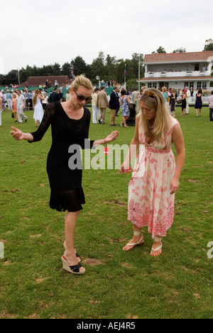 Wandern im Divots Guards Polo Club Windsor Great Park. Cartier International Polo Match Egham, Surrey England 2000er 2006 HOMER SYKES Stockfoto