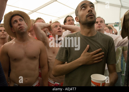 Elfmeterschießen 2006 beim Fußballspiel England gegen Portugal. England verliert Fans, die sich auf dem Fernsehbildschirm ansehen sehr enttäuscht 2000s UK HOMER SYKES Stockfoto