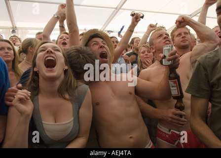 Sehen Sie sich englische Fußballfans an und sehen Sie sich das Fußballspiel der Weltmeisterschaft an. Elfmeterschießen der Weltmeisterschaft England gegen Portugal auf der Großbildleinwand der 2006 2000er Jahre UK Stockfoto