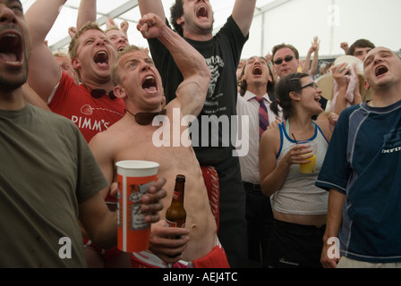 FUßBALLFANS beobachten WM Fußball Spiel England gegen Portugal einen Elfmeter schießen HOMER SYKES Stockfoto