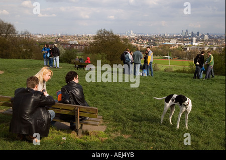 Ein Blick auf die Londoner Skyline Stadt Landschaft von Hampstead Heath London NW3 England Canary Wharf und die Stadt von Lon Stockfoto