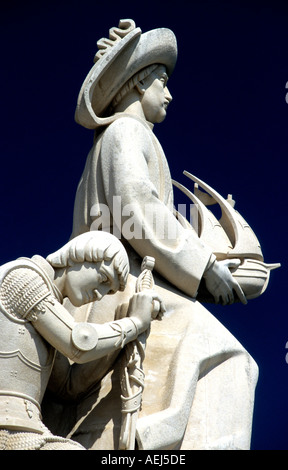 Detail des Denkmals der Seefahrer in Lissabon, PortugalRiver Tejo 20. Jahrhundert Skulptur (Padrão Dos Descobrimentos) Stockfoto