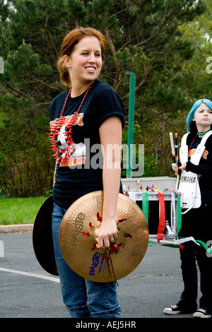 Alter von 16 Jahren Parade Becken Spielerin Drumline das Humboldt-Gymnasium. Cinco De Mayo Fiesta. "St. Paul" Minnesota USA Stockfoto