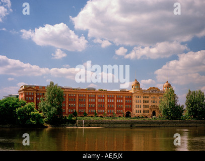 Harrods Depository umgewandelt in Luxus-Appartements, die Themse, Barnes, London, England, UK. Stockfoto