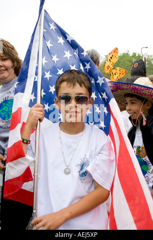 Student aus Adams Spanisch Immersion School die amerikanische Flagge in Parade. Cinco De Mayo Fiesta. "St. Paul" Minnesota USA Stockfoto