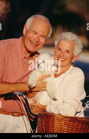 Älteres Paar mit Hund portrait Stockfoto