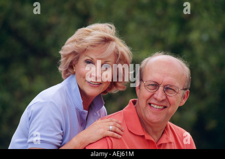Attraktive Happy Senioren Bürger älteres paar lächelnd Porträt Stockfoto