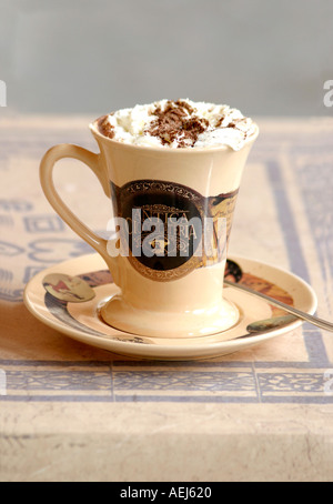 Typischen, traditionellen italienischen Tasse heiße Schokolade mit Schlagsahne Stockfoto