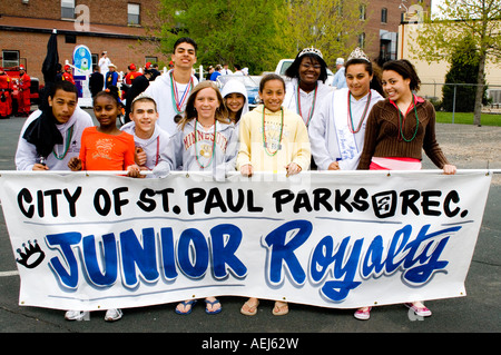 St Paul Stadtparks und Erholung Junior Lizenzgebühren weiß schwarz und Chicano Kinder. Cinco De Mayo Fiesta. "St. Paul" Minnesota USA Stockfoto