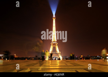 La Tour Eiffel in der Nacht, Paris, Frankreich Stockfoto