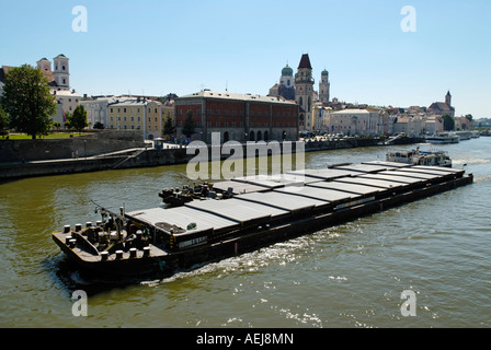 Unteren Bayern Passau Fracht Schiff auf der Donau unterhalb der Altstadt Stockfoto