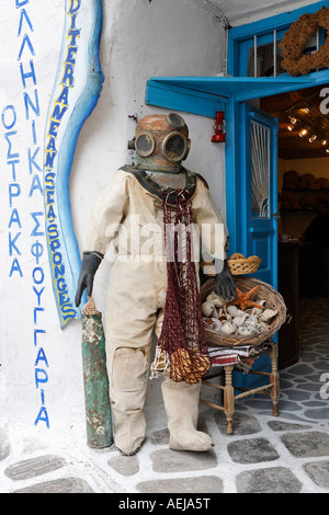 Alte Tauchanzüge vor einem Souvenirshop, Myconos, Griechenland Stockfoto