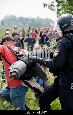 Vorgehen der Polizei gegen Demonstranten während der G8-Gipfel, Heiligendamm, Rostock, Mecklenburg-Western Pomerania, Deutschland Stockfoto