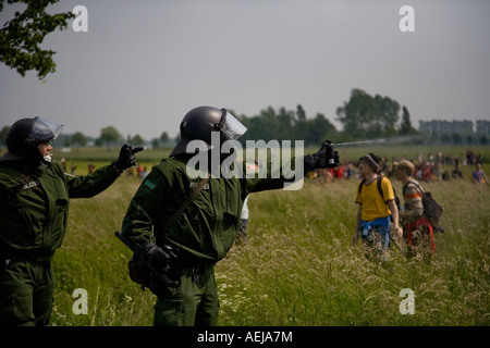 Polizisten mit Pfefferspray auf Demonstranten gegen den G8-Gipfel, Mecklenburg-Western Pomerania, Deutschland Stockfoto