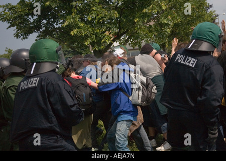 Polizisten mit Pfefferspray auf Demonstranten gegen den G8-Gipfel, Mecklenburg-Western Pomerania, Deutschland Stockfoto