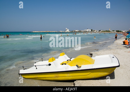 Gelbe Tretboot, freundliche benannte "Moscone", "Pattino" oder "Tretboote", parkte am Strand von Torre San Giovanni, Salento, Apulien Stockfoto