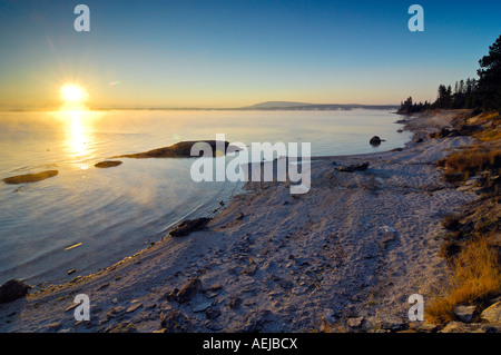 Brechen der Morgendämmerung am Ufer des Yellowstone Lake, Yellowstone-Nationalpark, Wyoming, USA, Vereinigte Staaten von Amerika Stockfoto