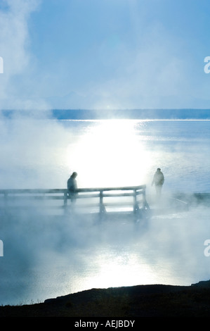 Brechen der Morgendämmerung am Ufer des Yellowstone Lake, Yellowstone-Nationalpark, Wyoming, USA, Vereinigte Staaten von Amerika Stockfoto